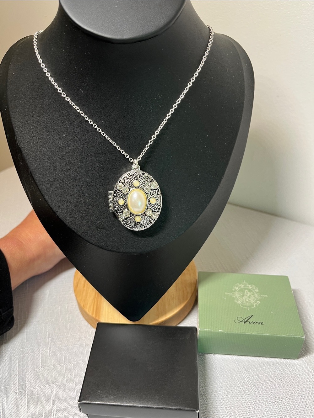 Avon Iconic Pearly Locket 
Silver-Tone Filigree l Necklace
NEW
Extender. Box.